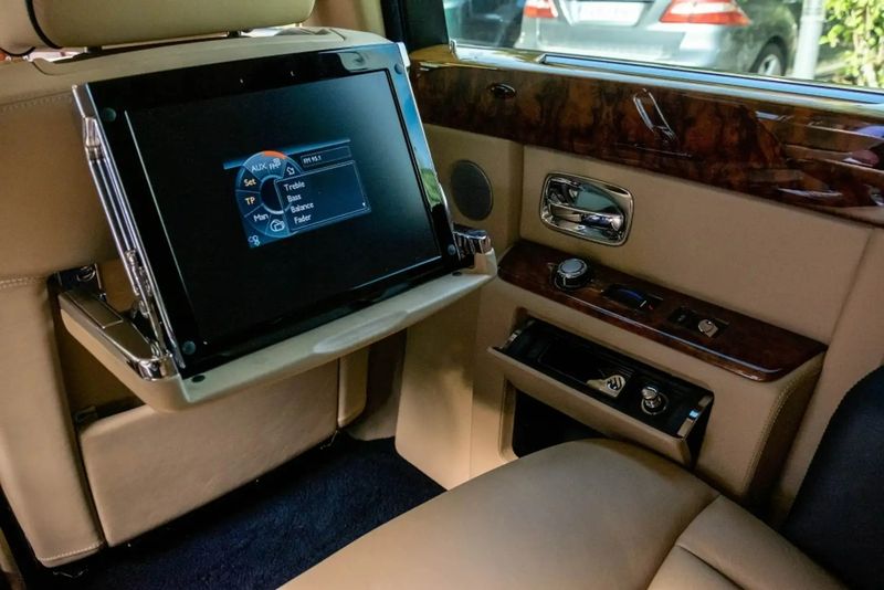 Rolls-Royce Phantom • 2011 • 75,000 km 13