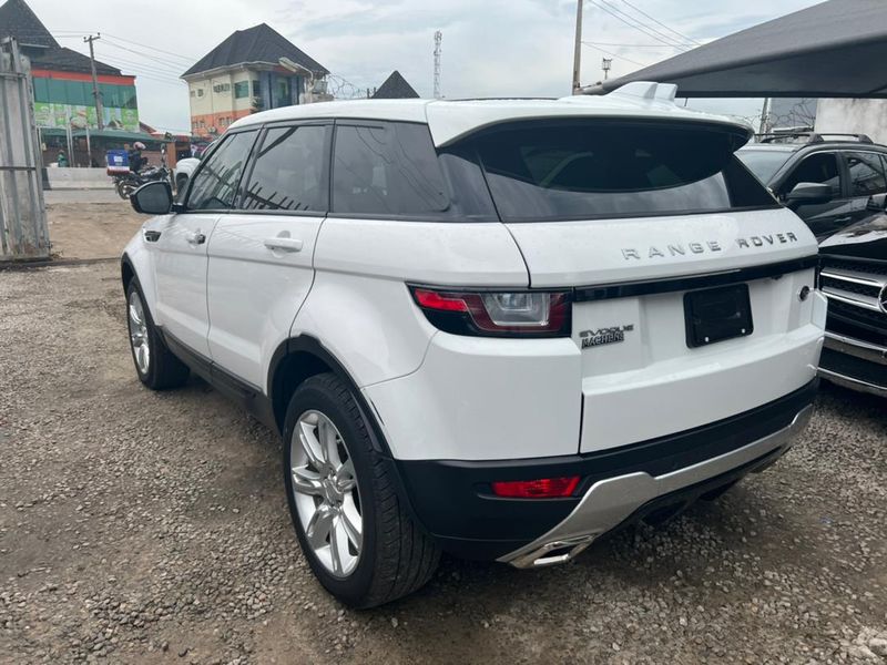 Land Rover Range Rover Velar • 2016 • 3 km 2