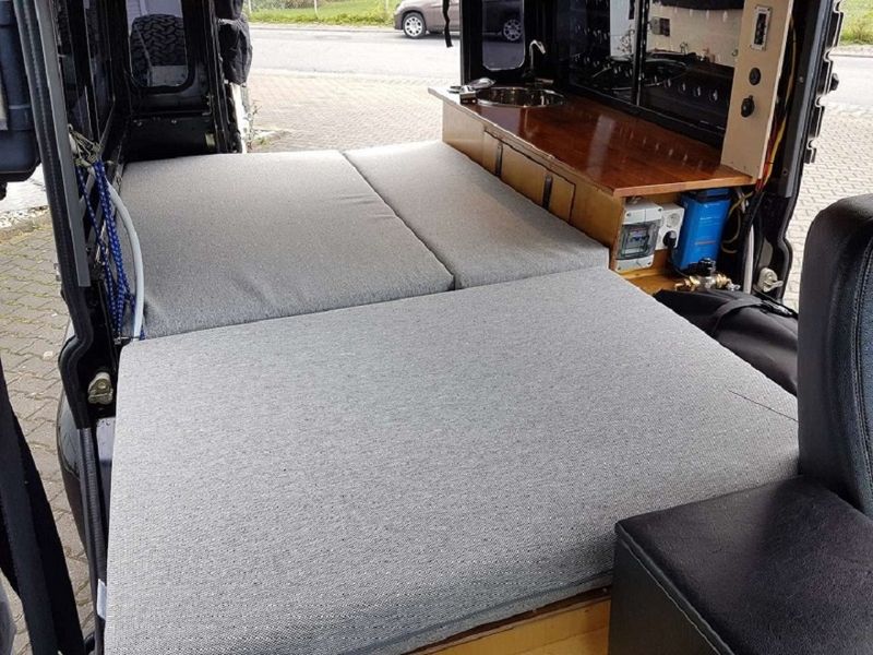 Land Rover Defender • 2007 • 209,000 km 12