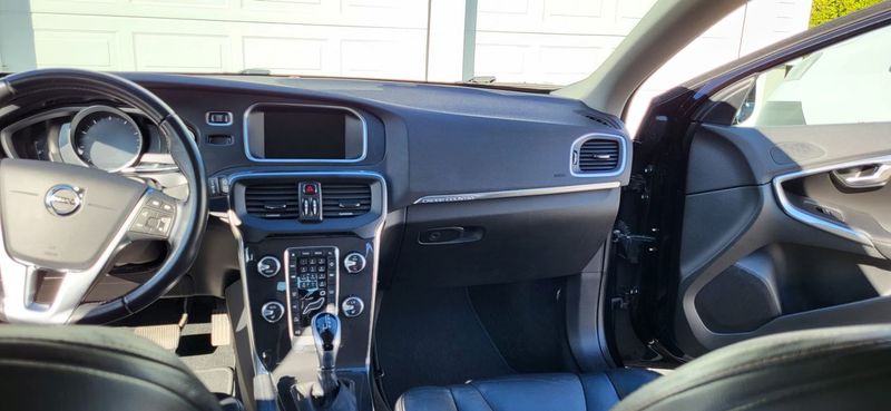 Volvo V40 • 2017 • 105,500 km 6