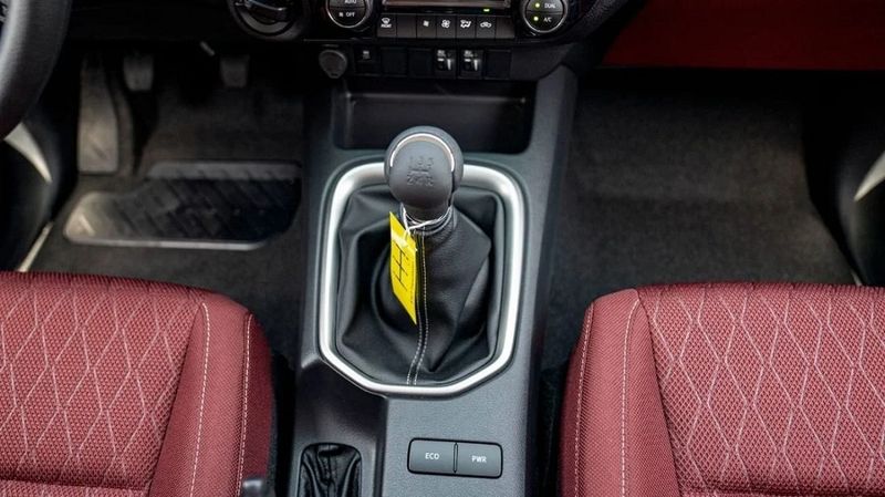 Toyota Hilux • 2025 • 12 km 7