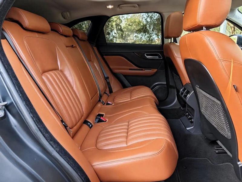 Jaguar F-Pace • 2017 • 69,500 km 11