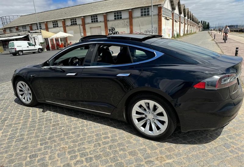 Tesla Model S • 2017 • 85,000 km 6