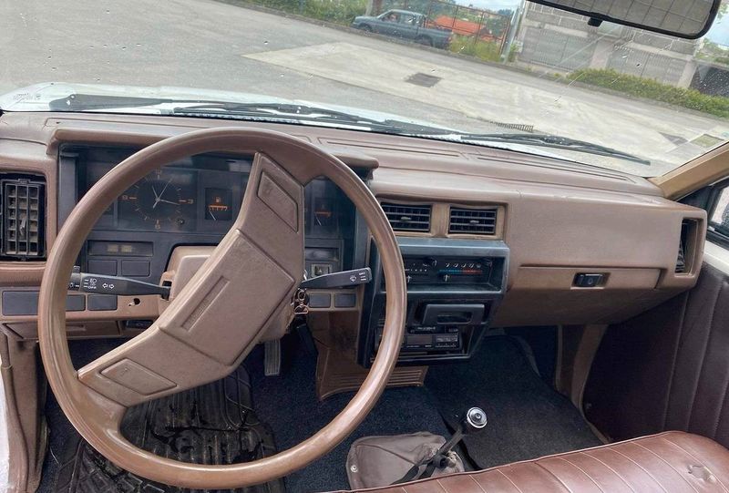 Nissan Pickup • 1989 • 250,000 km 3