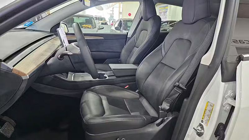 Tesla Model Y • 2024 • 16,942 km 13