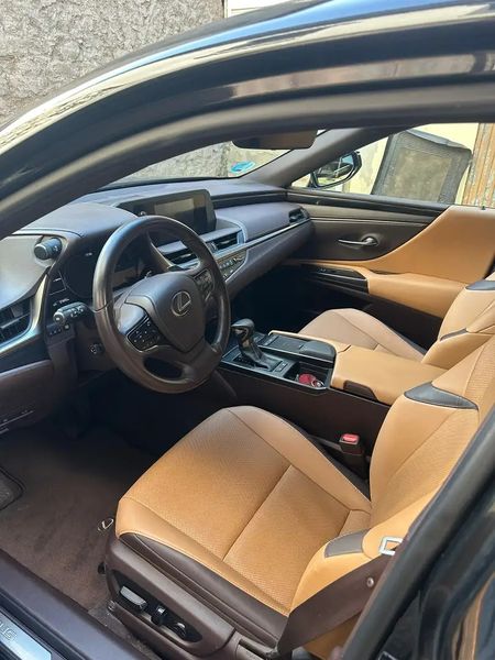 Lexus ES • 2019 • 39,000 km 6
