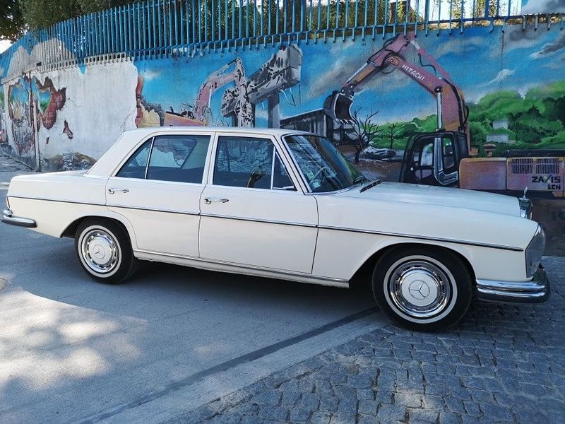 Mercedes-Benz 200 - 300 • 1970 • 17,000 km 2