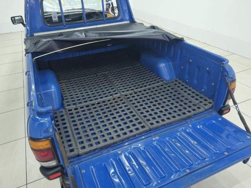 Nissan King Cab • 2004 • 77,000 km 9