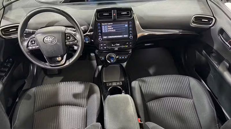 Toyota Prius Plug-in • 2021 • 72,559 km 10