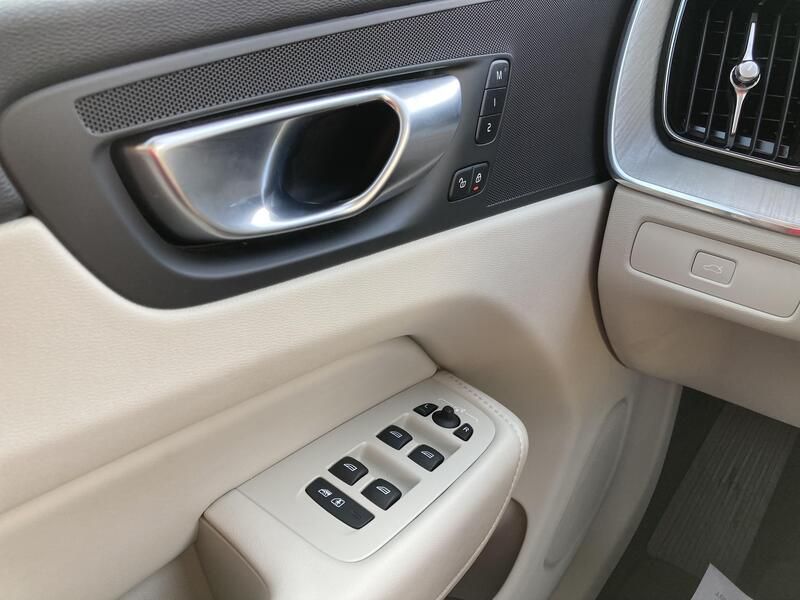 Volvo XC60 • 2024 • 12,819 km 19