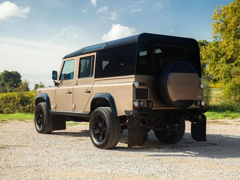 Land Rover Defender • 2011 • 83,000 km 1