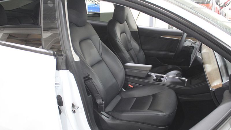 Tesla Model 3 • 2021 • 44,978 km 18