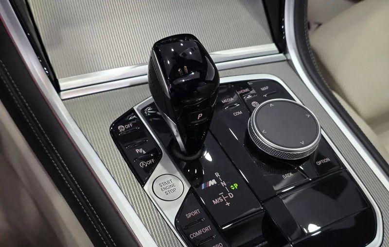 BMW Rad 8 Coupé • 2022 • 10,360 km 6