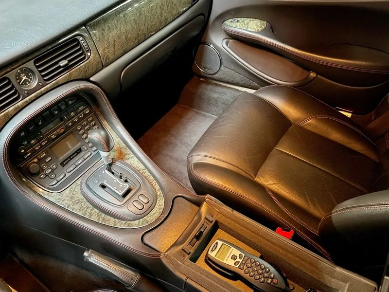Jaguar XJR • 2002 • 97,500 km 6