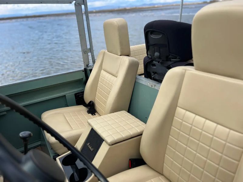 Land Rover Defender • 1983 • 35,000 km 6