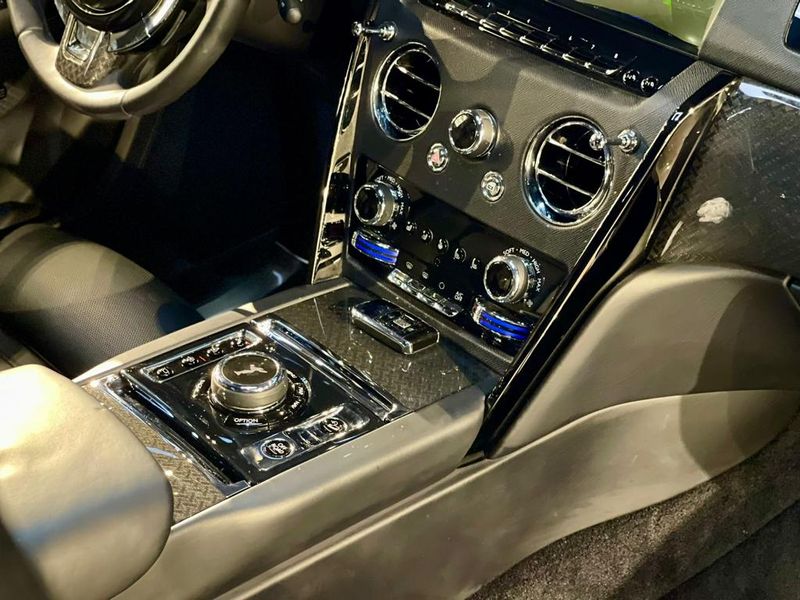 Rolls-Royce Cullinan • 2021 • 48,600 km 15