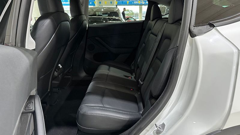 Tesla Model Y • 2023 • 8,890 km 7