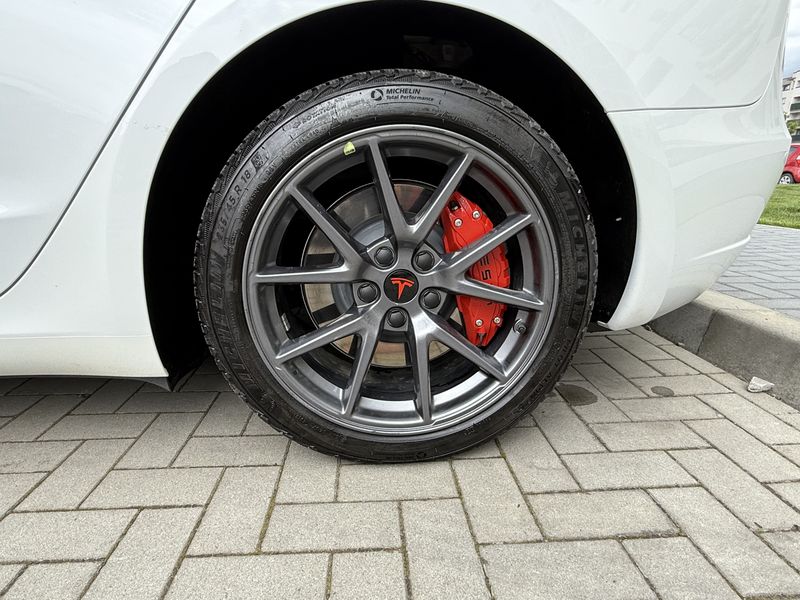 Tesla Model 3 • 2023 • 40,000 km 14