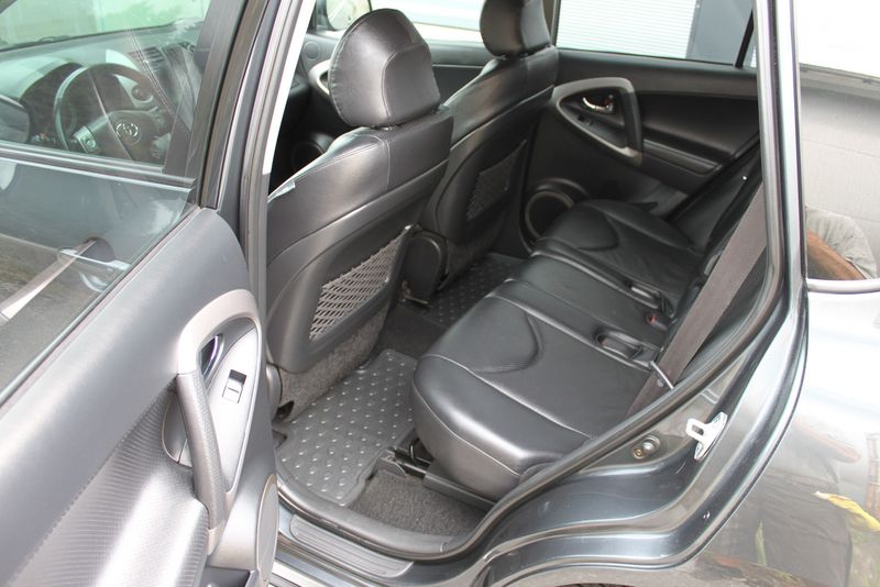 Toyota RAV4 • 2006 • 230,000 km 2