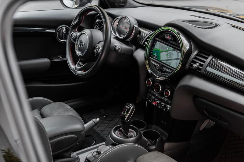 MINI Cooper • 2020 • 90,000 km 4