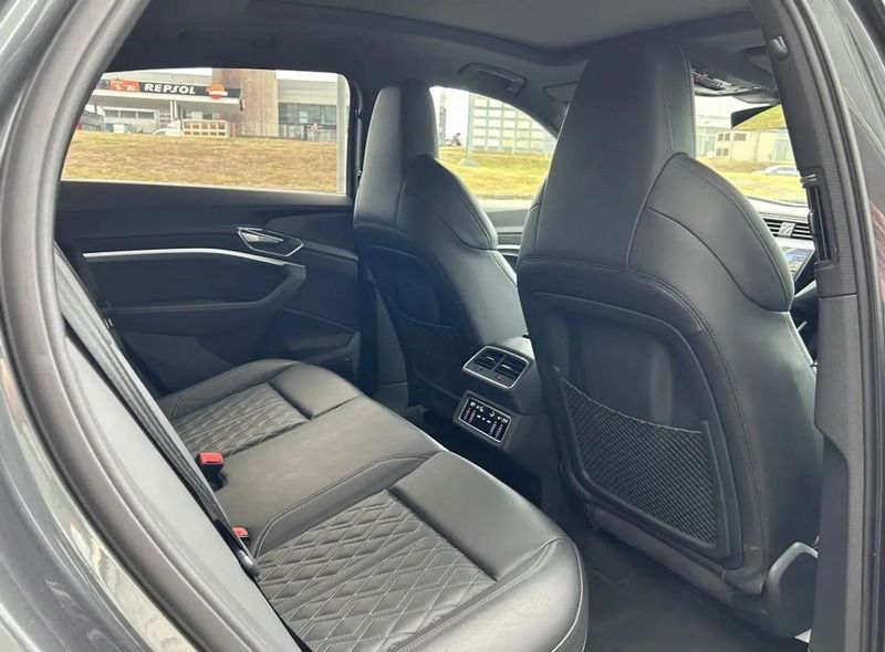 Audi e-tron • 2020 • 102,900 km 10