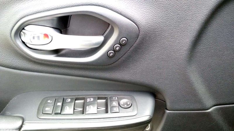 Jeep Cherokee • 2015 • 171,000 km 4