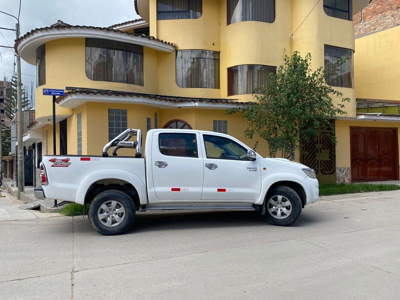 Toyota Hilux • 2013 • 190,000 km 9