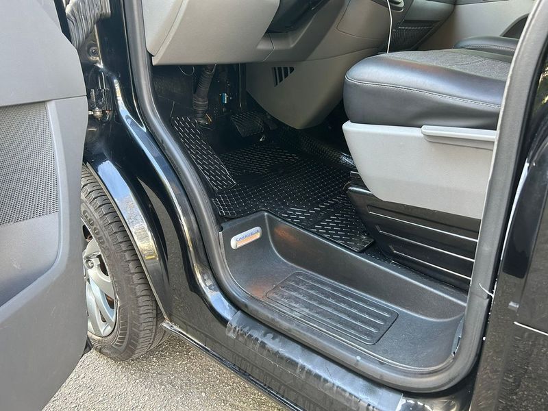 Volkswagen Caravelle • 2009 • 182,000 km 4