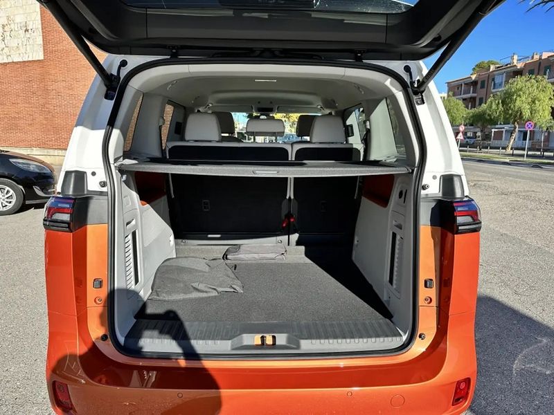 Volkswagen Caravelle • 2023 • 14,000 km 9