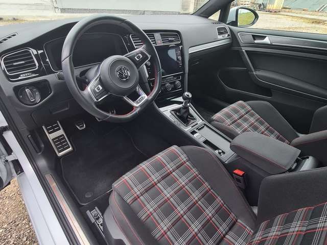 Volkswagen Golf • 2018 • 78,000 km 9