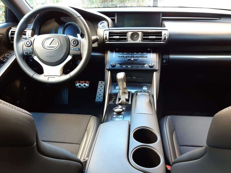Lexus IS • 2014 • 162,000 km 10