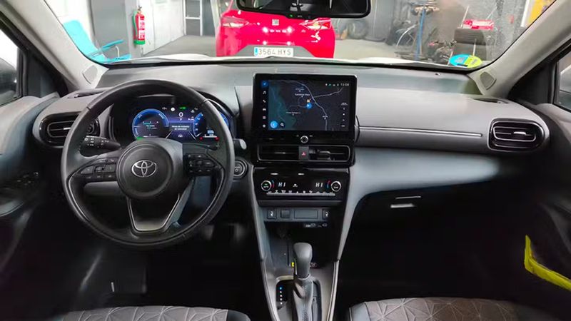 Toyota Yaris • 2024 • 5,564 km 6