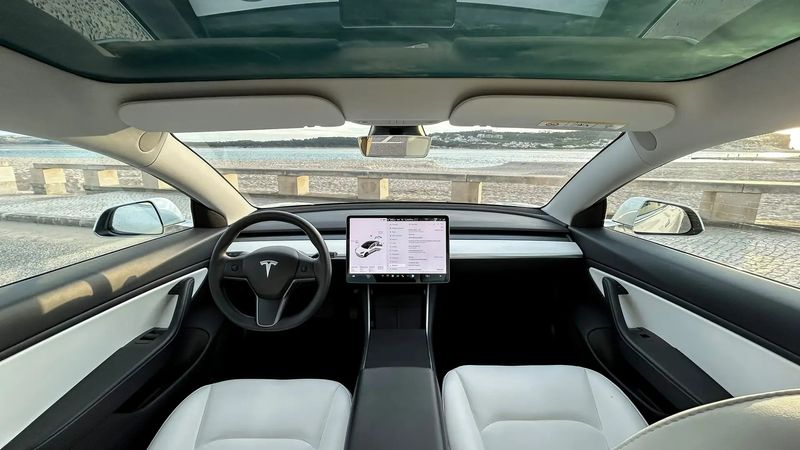 Tesla Model 3 • 2020 • 82,101 km 5