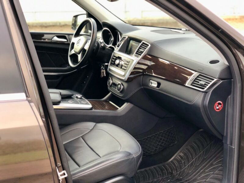 Mercedes-Benz GL • 2015 • 208,000 km 11