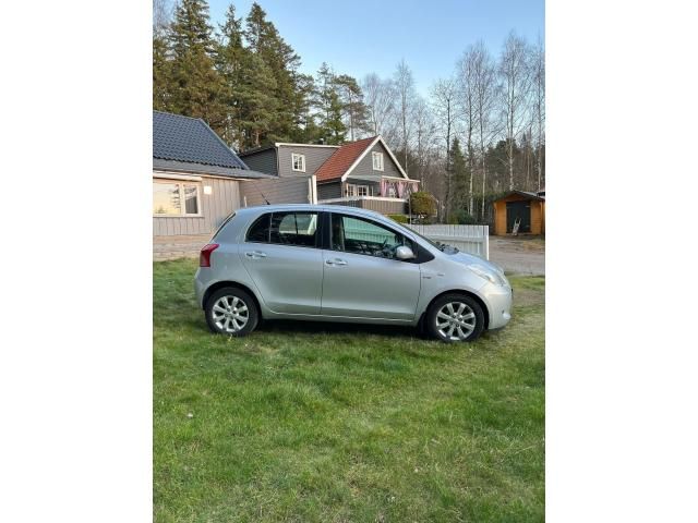 Toyota Yaris • 2007 • 81,000 km 3