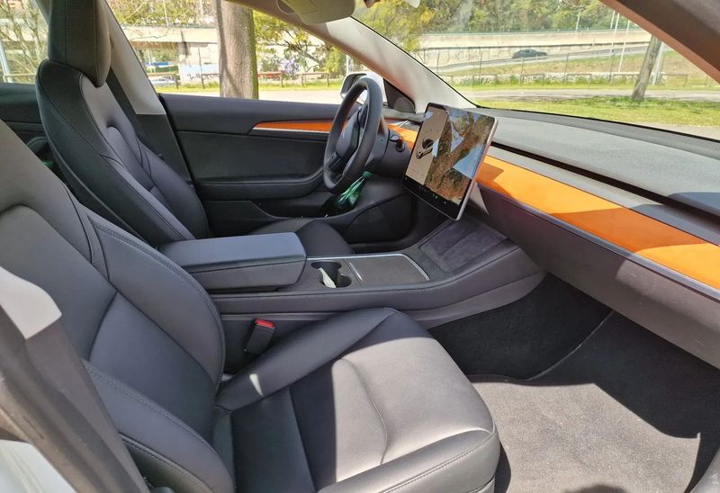 Tesla Model 3 • 2022 • 14,000 km 7