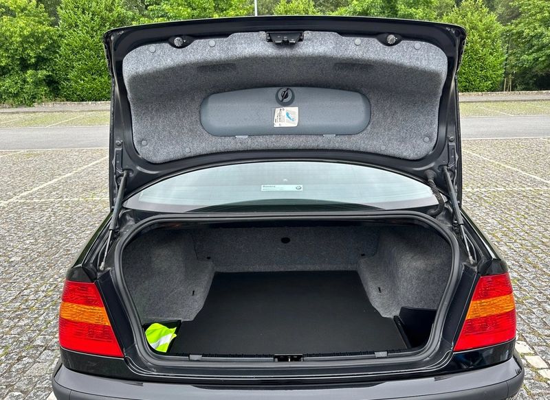 BMW 316i • 2002 • 84,230 km 3