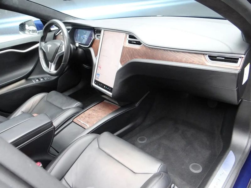 Tesla Model S • 2018 • 161,000 km 8
