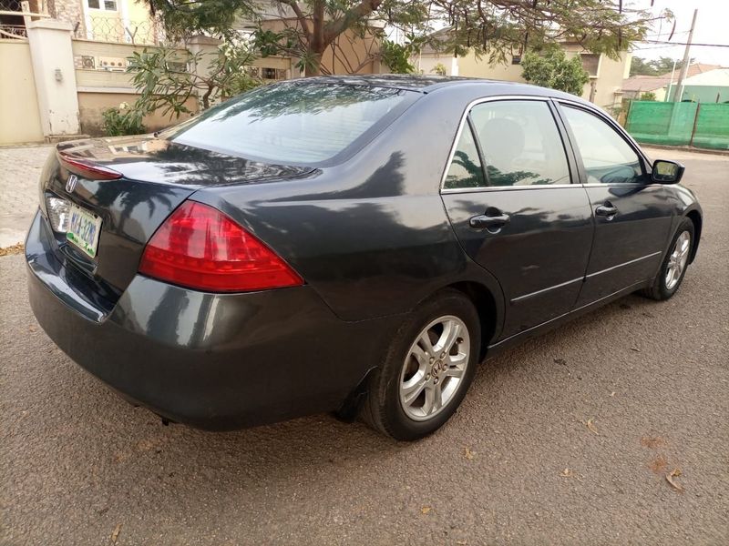 Honda Accord • 2006 • 111,111 km 3