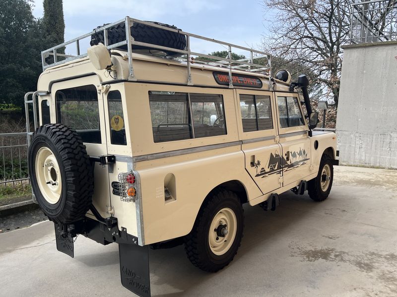 Land Rover 109 • 1982 • 3,600 km 4