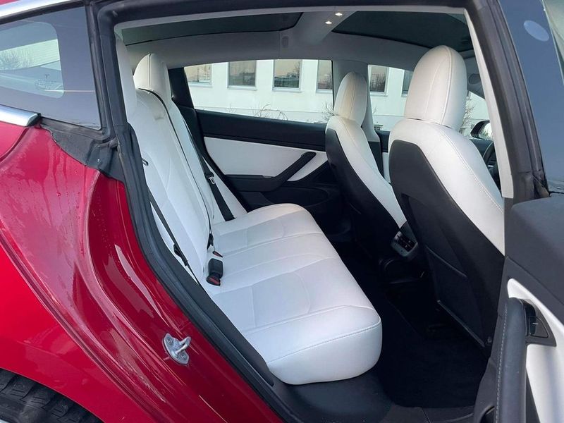 Tesla Model 3 • 2019 • 101,000 km 3