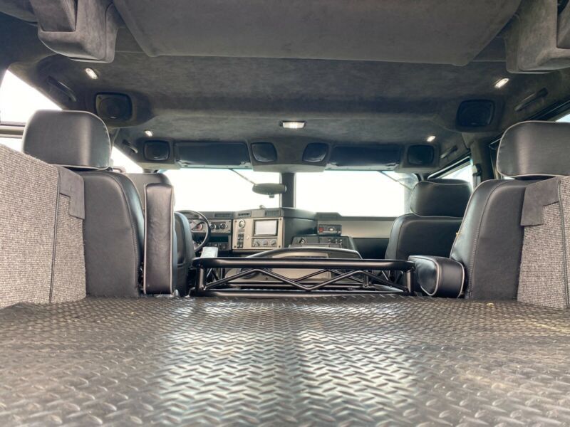 Hummer H1 • 2006 • 108,300 km 12