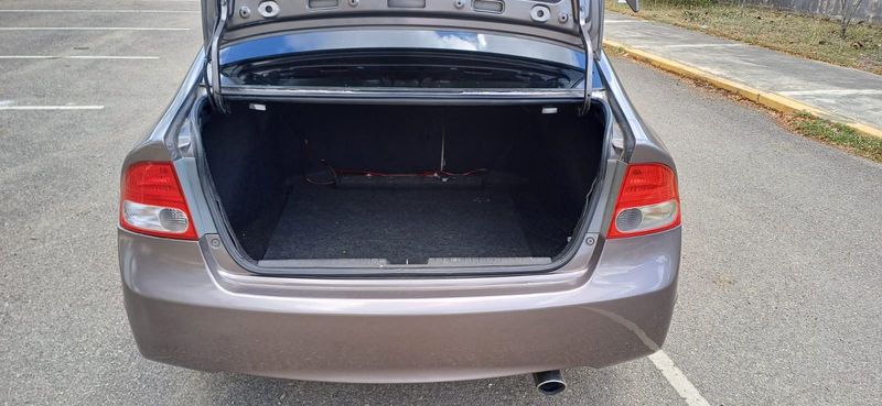 Honda Civic • 2009 • 200,000 km 8