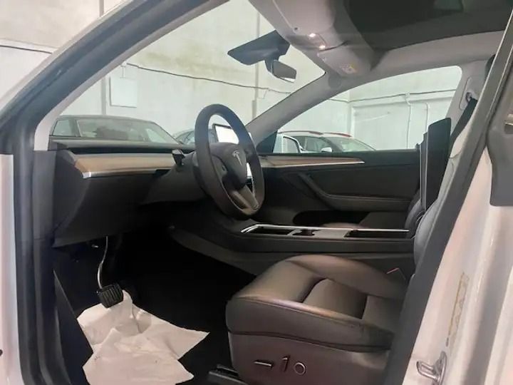 Tesla Model Y • 2022 • 10,700 km 3