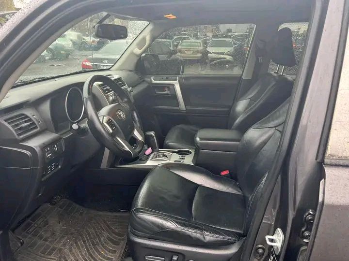 Toyota 4 Runner Limited • 2016 • 1,950 km 10