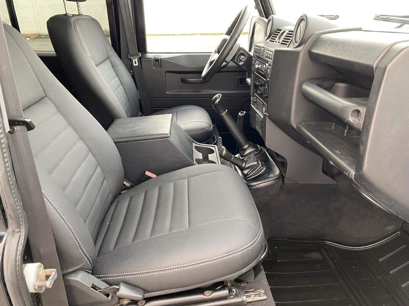 Land Rover Defender • 2009 • 86,700 km 6