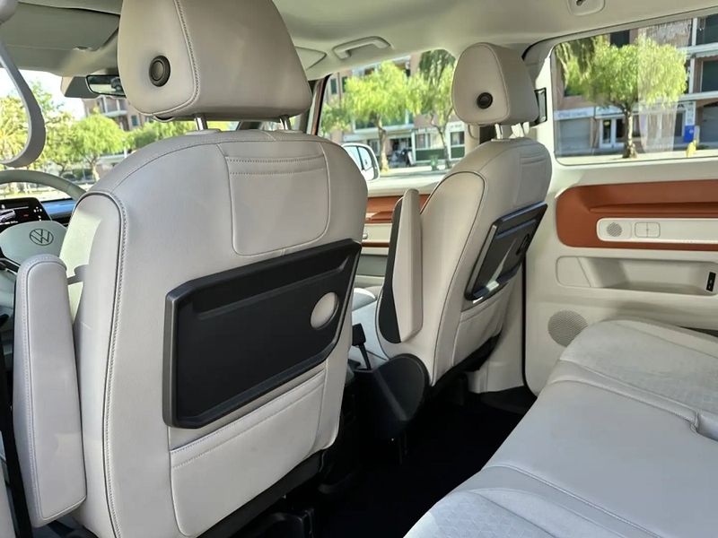 Volkswagen Caravelle • 2023 • 14,000 km 8