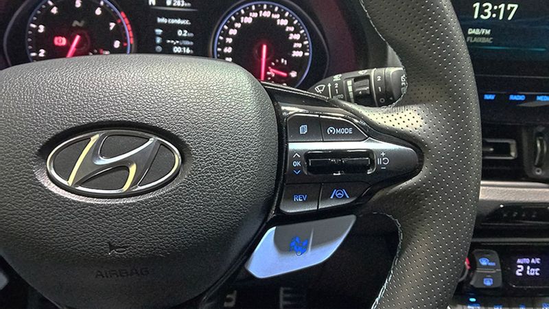 Hyundai i30 • 2022 • 5,679 km 12