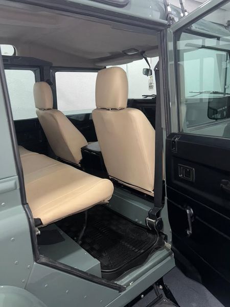 Land Rover Defender • 2000 • 236,725 km 2