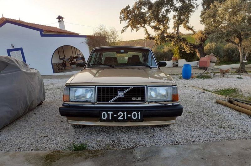 Volvo 240 • 1982 • 200,000 km 1
